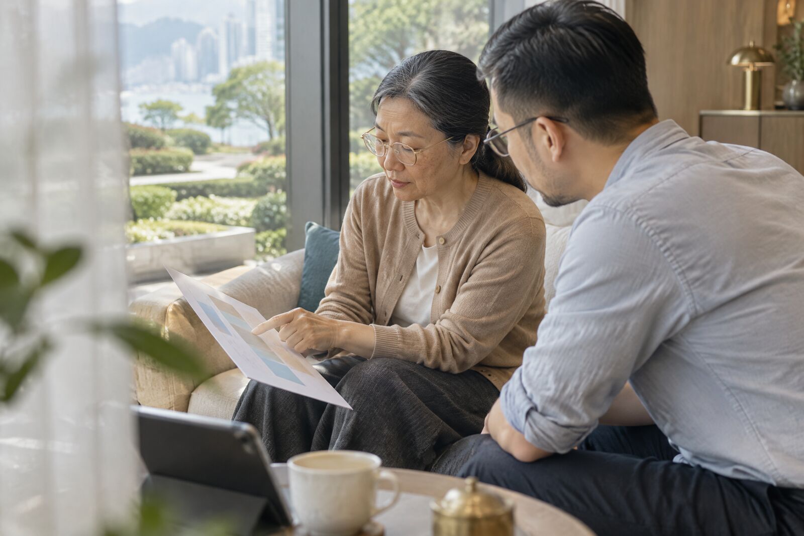 長者在咖啡店與顧問面談，桌上有退休現金流圖表